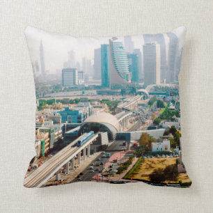 Uitzicht van de metrolijn en de wolkenkrabbers in kussen