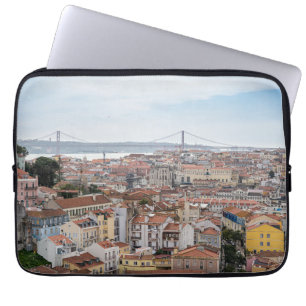 Uitzicht van de oude stad Lissabon en 25 april bru Laptop Sleeve