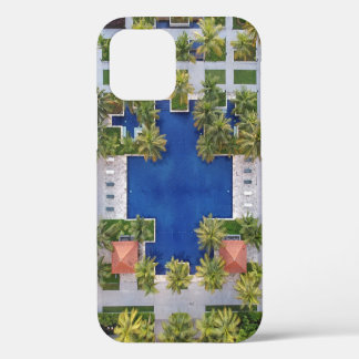 Uitzicht van de pool omringd door palmbomen iPhone 12 hoesje