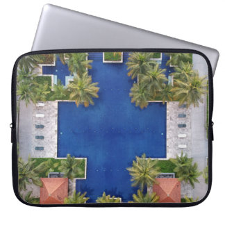 Uitzicht van de pool omringd door palmbomen laptop sleeve