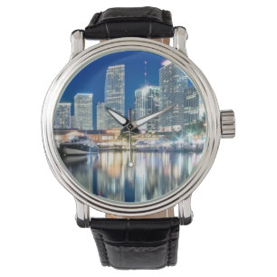 Uitzicht van de skyline met reflectie in water, Mi Horloge