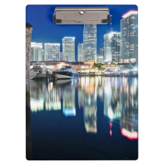 Uitzicht van de skyline met reflectie in water, Mi Klembord