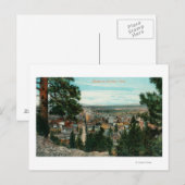 Uitzicht van de stad door de bomen briefkaart (Voorkant / Achterkant)