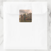 Uitzicht van de unieke architectuur en bekabeld vierkante sticker (Tas)