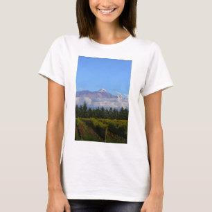 Uitzicht van de wijngaard met bergen op de achterg t-shirt
