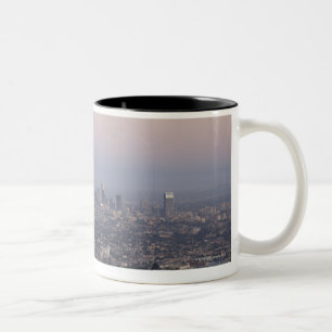 Uitzicht van de wolkenkrabbers in Los Angeles Tweekleurige Koffiemok