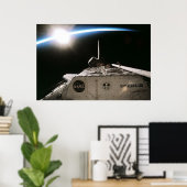 Uitzicht van de zon van de Space Shuttle Endeavor Poster (Thuiskantoor)
