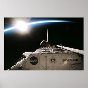 Uitzicht van de zon van de Space Shuttle Endeavor Poster