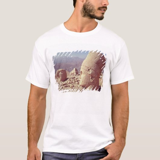 Uitzicht van een kolossaal hoofd en een adelaar t-shirt (Voorkant)