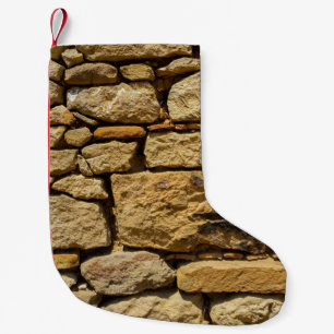 Uitzicht van een oude muur met geel stonesabstract kleine kerstsok