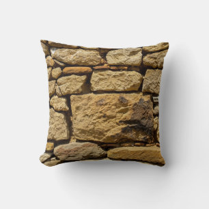 Uitzicht van een oude muur met geel stonesabstract kussen