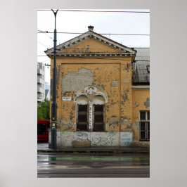 Uitzicht van een verwaarloosd oud gebouw poster