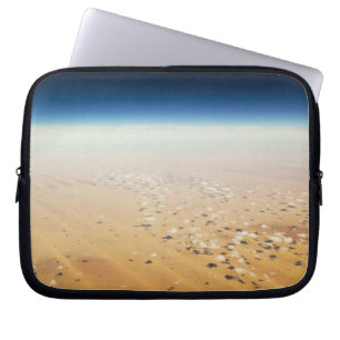 Uitzicht van een woestijn vanuit de lucht laptop sleeve