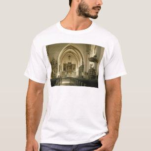Uitzicht van het binnenland van de kerk met t-shirt