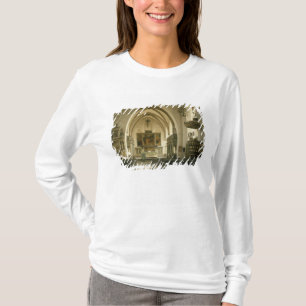 Uitzicht van het binnenland van de kerk met t-shirt