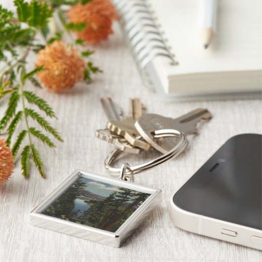 Uitzicht van het meer door de pijnbomen # 2 sleutelhanger (Zijkant)