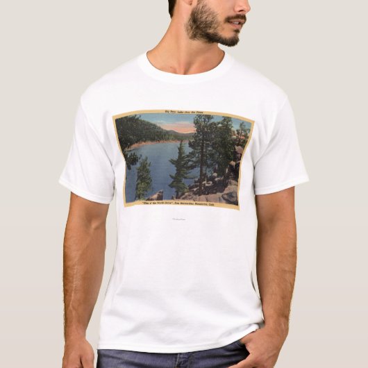 Uitzicht van het meer door de pijnbomen t-shirt (Voorkant)