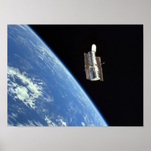 Uitzicht van Hubble Space Telescope van Discovery Poster