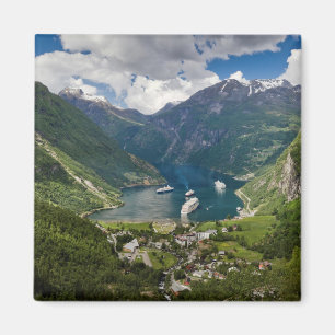Uitzicht van Noorwegen aan Geiranger van Flydalsju Magneet
