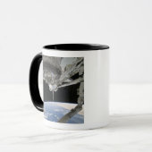 Uitzicht van Space Shuttle Discovery Mok (Voorkant links)