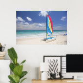 Uitzicht van strand met zeilboot poster (Thuiskantoor)