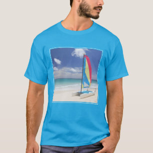 Uitzicht van Strand met Zeilboot T-shirt