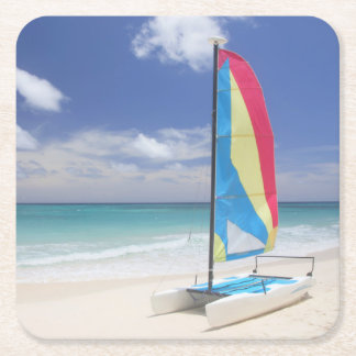 Uitzicht van strand met zeilboot vierkante kartonnen onderzetter