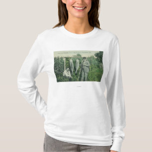 Uitzicht van vissers met vangst bij Fitch Mt. T-shirt
