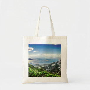 Uitzicht van zee uit bergen tote bag