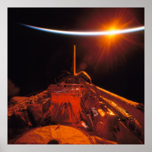 Uitzicht van Zonnetijd van Space Shuttle Discovery Poster