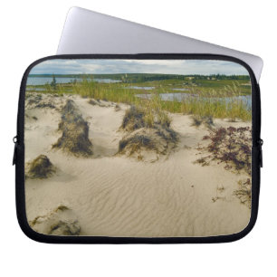 Uitzicht vanaf een zandige heuveltop van meren en laptop sleeve