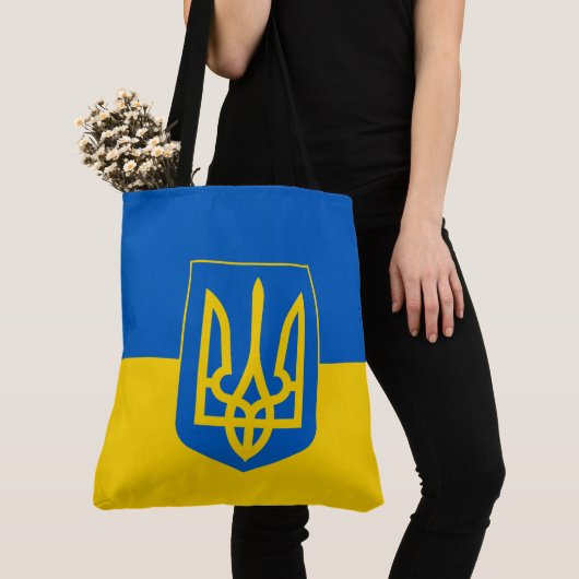 Ukrainian flag with coat of arms draagtas (Dichtbij)