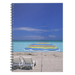 Umbrella en twee lounge-stoelen op het strand, Mia Notitieboek