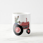 Un Agriculteur Monte Un Tracteur Café Mug (Centre)