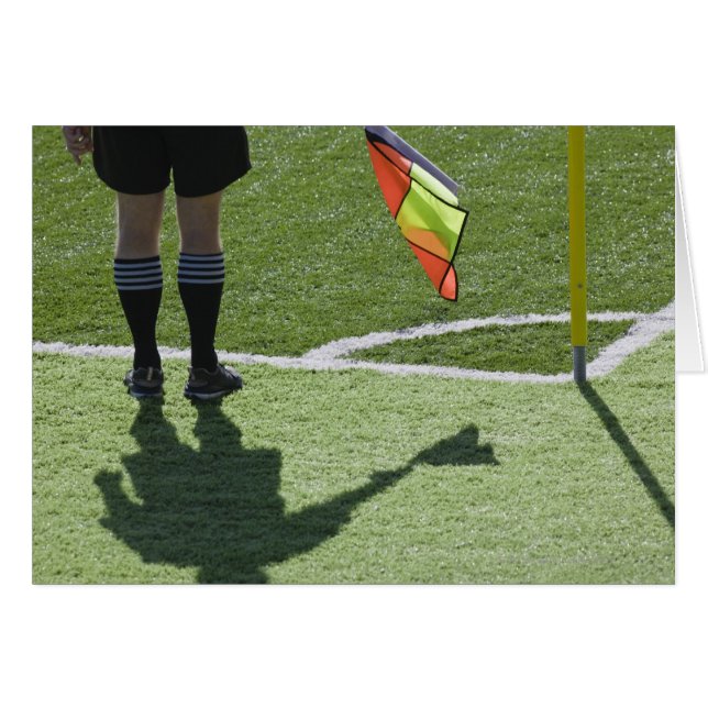 Un arbitre de football tient le drapeau. (Devant horizontal)