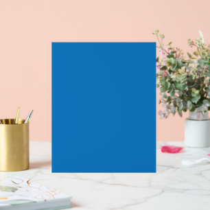 un arrière - plan bleu avec une horloge noire et b