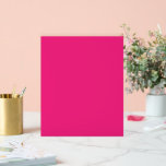 un arrière - plan rose avec une bordure noire<br><div class="desc">Le design est un grand carré bleu,  qui semble être un ciel clair et lumineux. La couleur du ciel est d'un bleu profond,  ce qui lui donne un aspect vibrant et vivant.</div>
