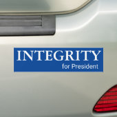Un autocollant anti-Trump avec classe. (En voiture)