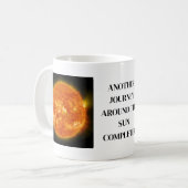 Un autre voyage autour du soleil accompli. Mug (Devant gauche)
