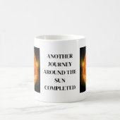 Un autre voyage autour du soleil accompli. Mug (Centre)