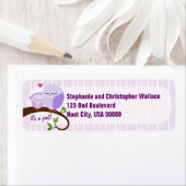Un Baby shower Étiquette de adresse Violet (En situation)