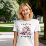 Un bébé brasse de la théière Vintage et des tasses<br><div class="desc">Un bébé est en train de brasser un t-shirt au design vintage de fête du thé, avec théière, tasses à thé et roses roses. Pour coordonner les invitations, la papeterie, les jeux et la décoration de jour de l'événement, veuillez consulter ma collection Vintage de Baby showers Tea Party ou m'envoyer...</div>