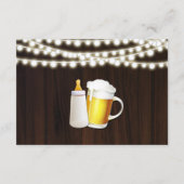 Un bébé brasse des livres pour la carte bébé (Dos)