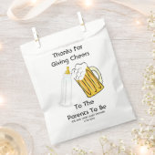 Un Bébé brasse Des Sacs De Faveur (Coupé)