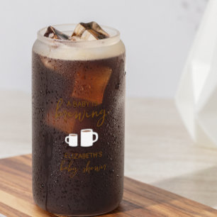 Un bébé brasse du Baby shower