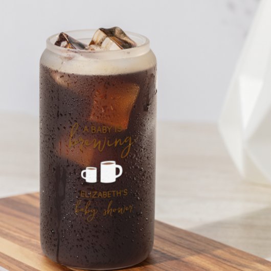 Un bébé brasse du Baby shower