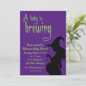 Un bébé brasse une carte d'invitation à la douche (Debout devant)