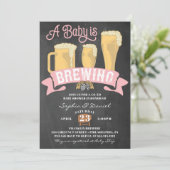 Un bébé brasse une invitation au Baby shower (Debout devant)