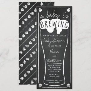 Un bébé brasse une invitation au Baby shower