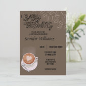 Un bébé brasse une invitation au Baby shower (Debout devant)